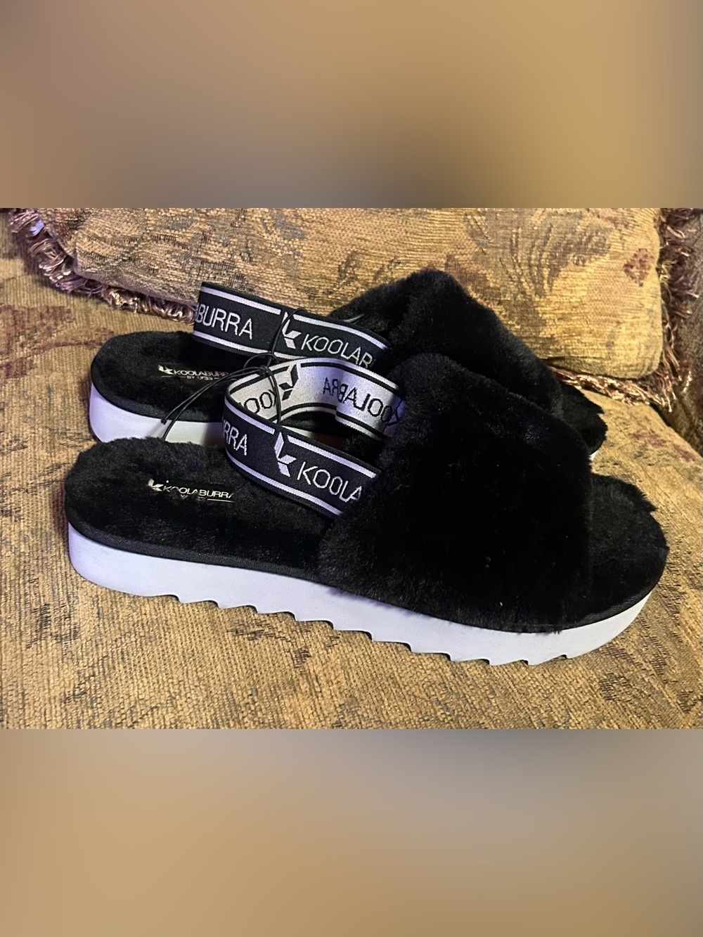 Koolaburra by UGG Fuzz'n II
Black Slippers Size 10